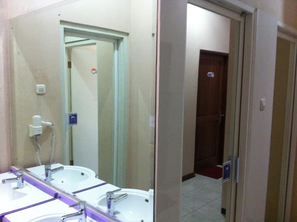 Cabin Hotel Sutomo Yogyakarta Exterior foto